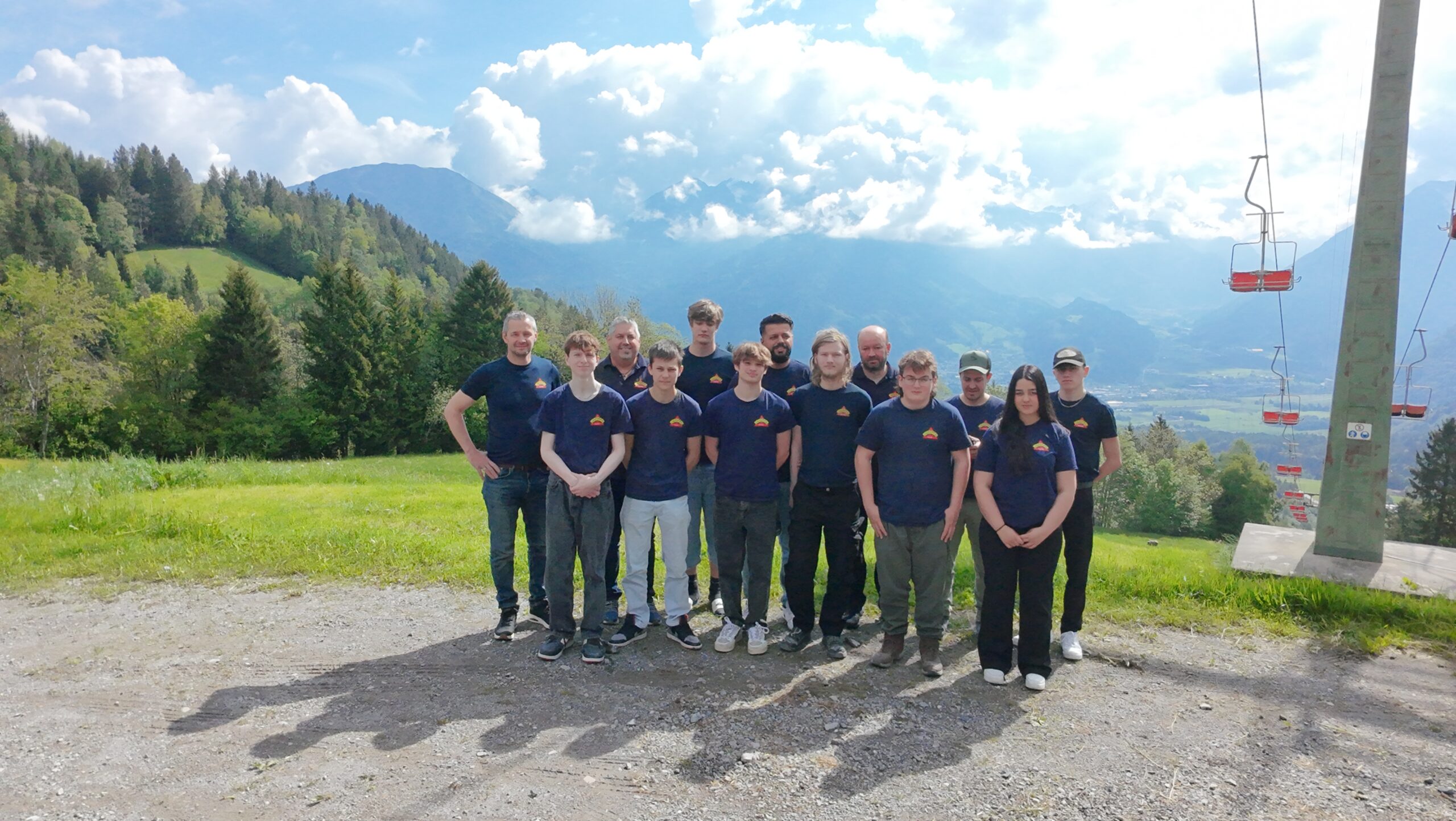 Gruppenfoto von unseren 8 Lehrlingen mit unseren 5 Ausbildnern